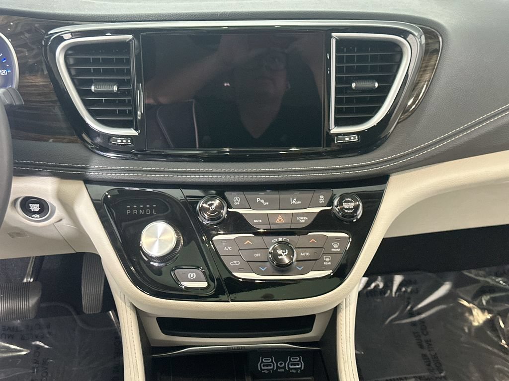 Used 2023 Chrysler Pacifica Limited FWD image 21