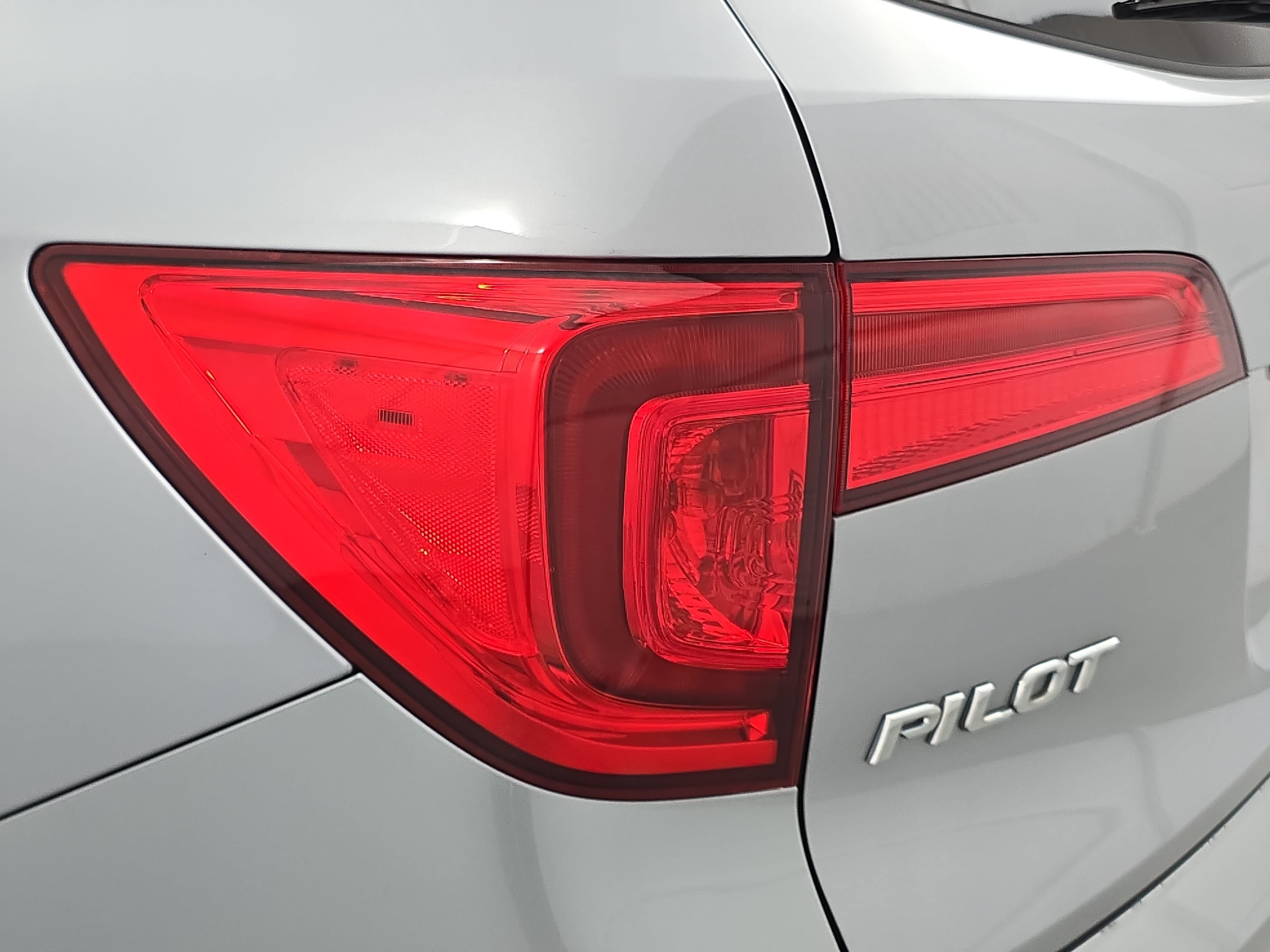 Used 2018 Honda Pilot Touring image 36