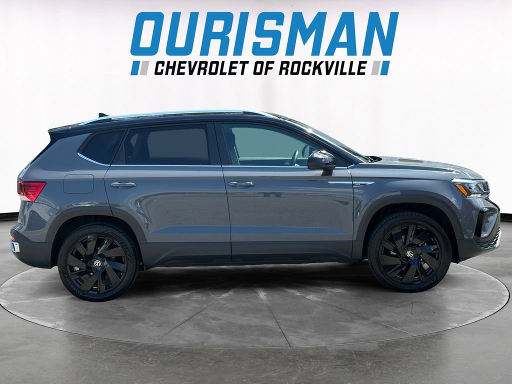 Used 2024 Volkswagen Taos SE w/ Panoramic Sunroof Package AWD/4WD image 7