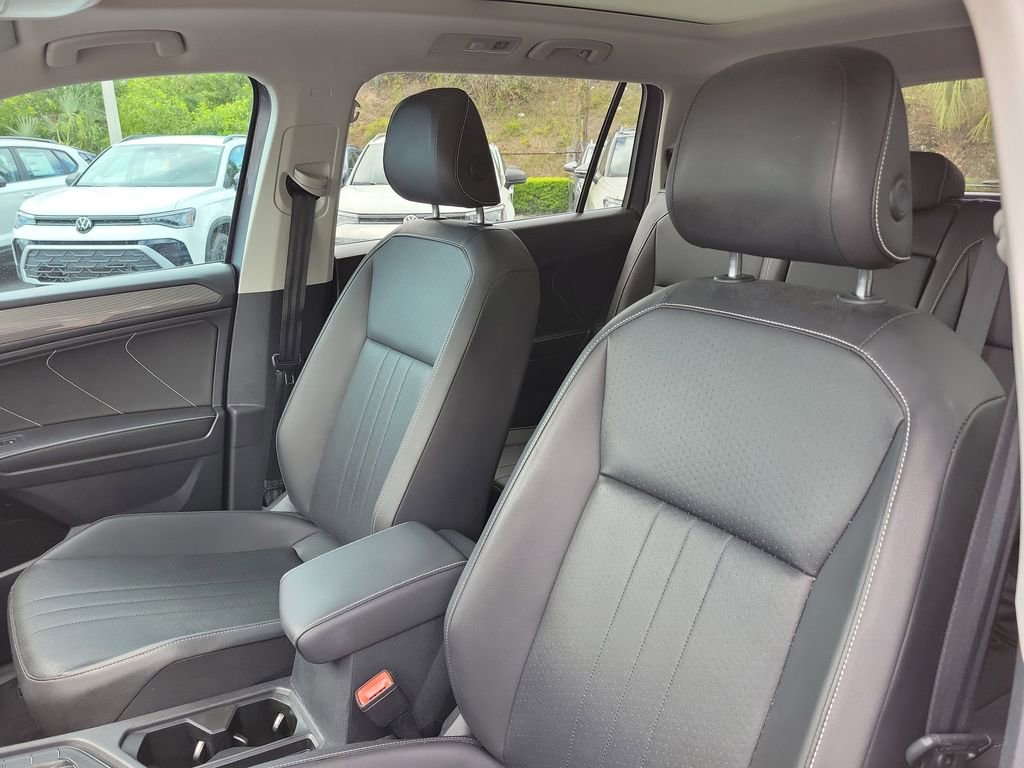 Used 2022 Volkswagen Tiguan SE w/ Panoramic Sunroof Package FWD image 21