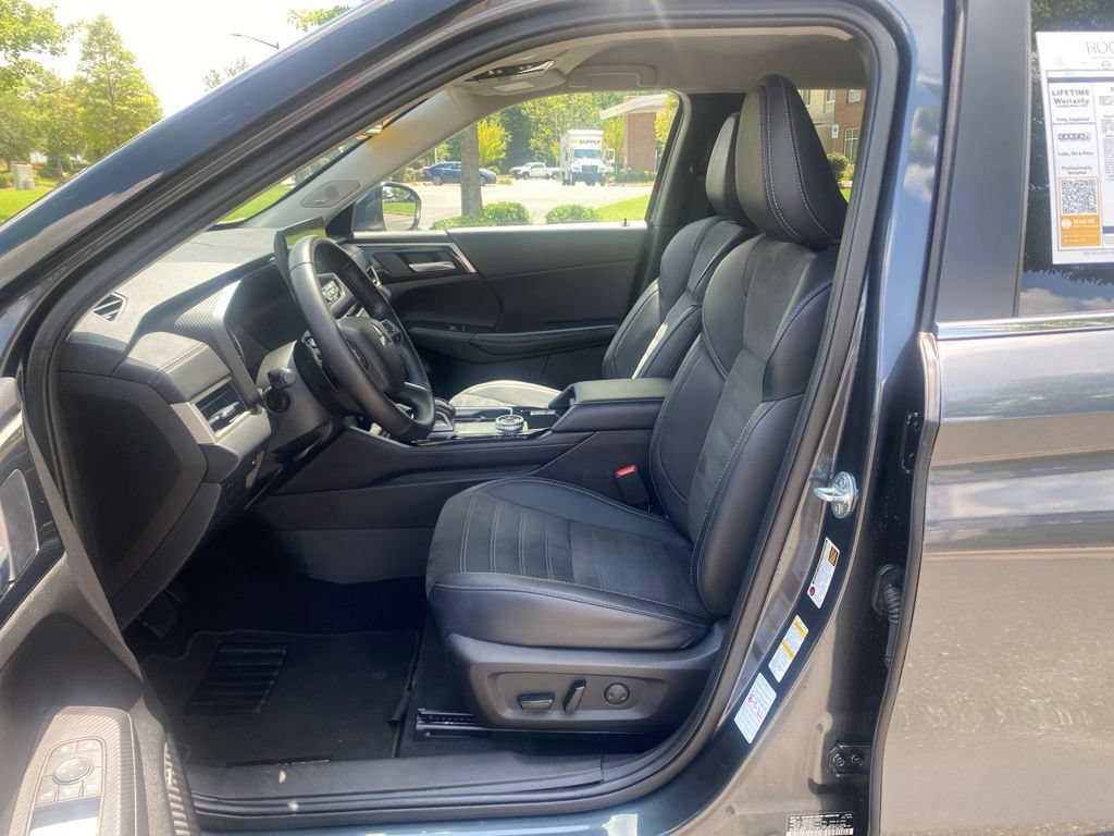 Used 2025 Mitsubishi Outlander SE AWD/4WD image 17