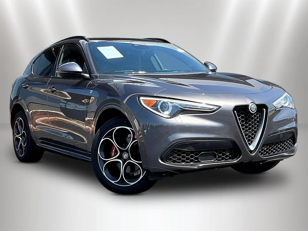 Used 2023 Alfa Romeo Stelvio Ti AWD/4WD image 3