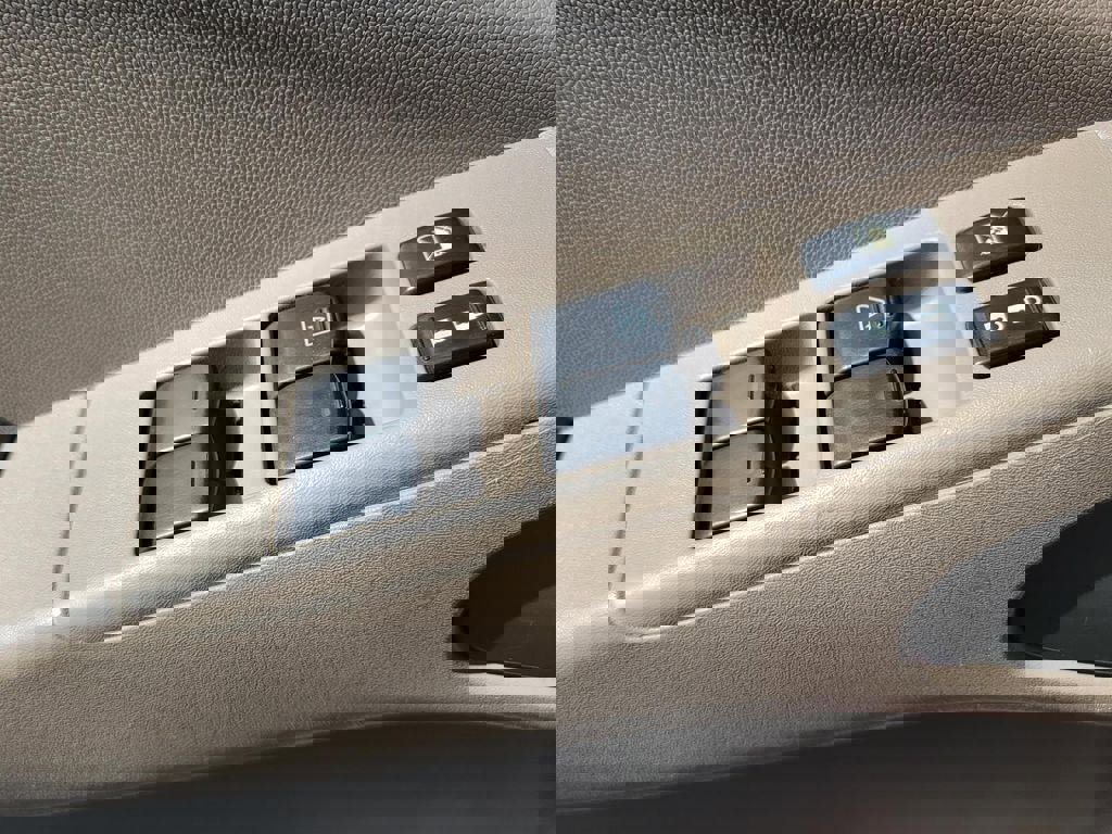 Used 2011 Nissan Frontier SV image 30