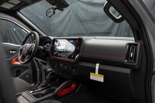 Used 2025 Nissan Frontier PRO-4X w/ Pro Convenience Package image 19