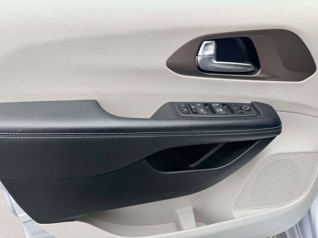 Used 2023 Chrysler Voyager LX image 11