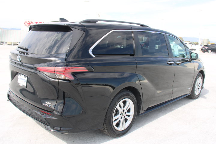 Used 2021 Toyota Sienna XSE w/ XSE Plus Package AWD/4WD image 3