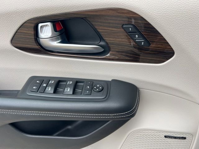 Used 2021 Chrysler Pacifica Limited w/ Uconnect Theater Family Group image 28