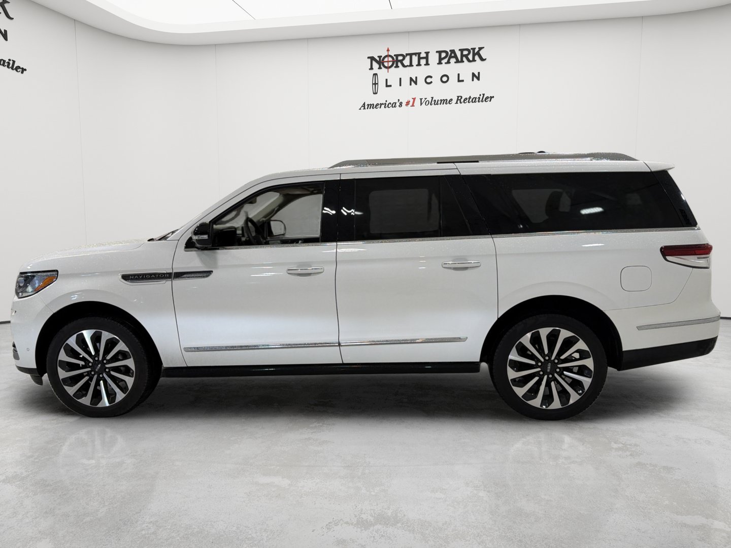 Used 2023 Lincoln Navigator L Reserve AWD/4WD image 2