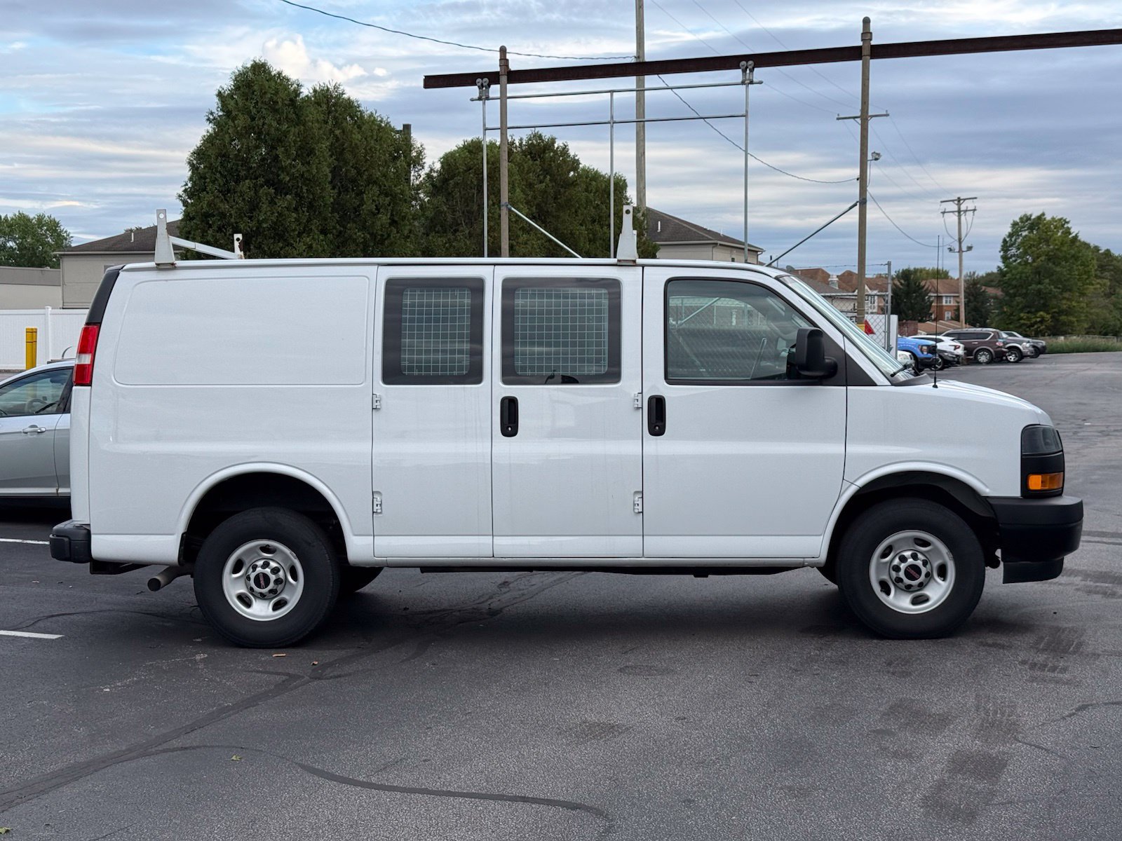 Used 2023 GMC Savana 2500 w/ Driver Convenience Package RWD image 3