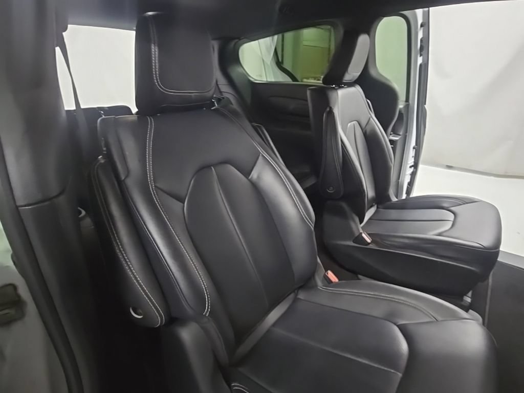 Used 2024 Chrysler Pacifica Limited FWD image 23