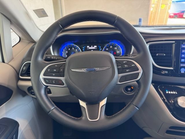 Used 2017 Chrysler Pacifica Touring-L FWD image 16