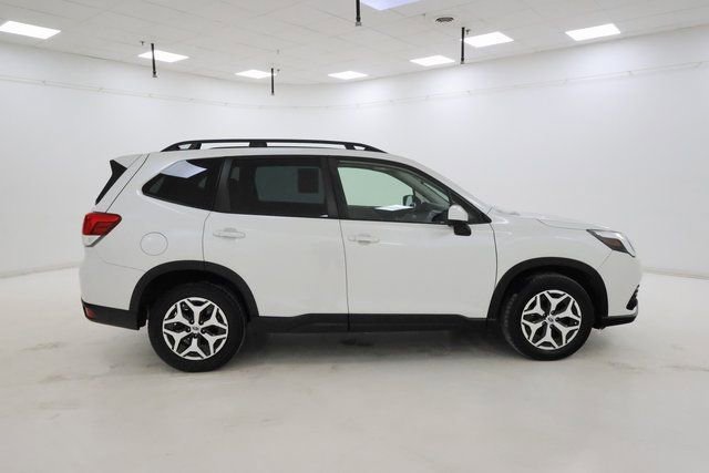 Used 2022 Subaru Forester Premium image 2