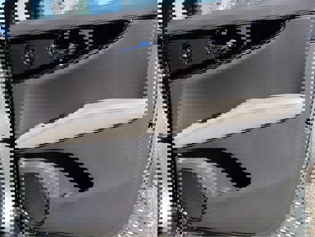 Used 2023 Lincoln Nautilus Reserve w/ Equipment Group 201A image 9