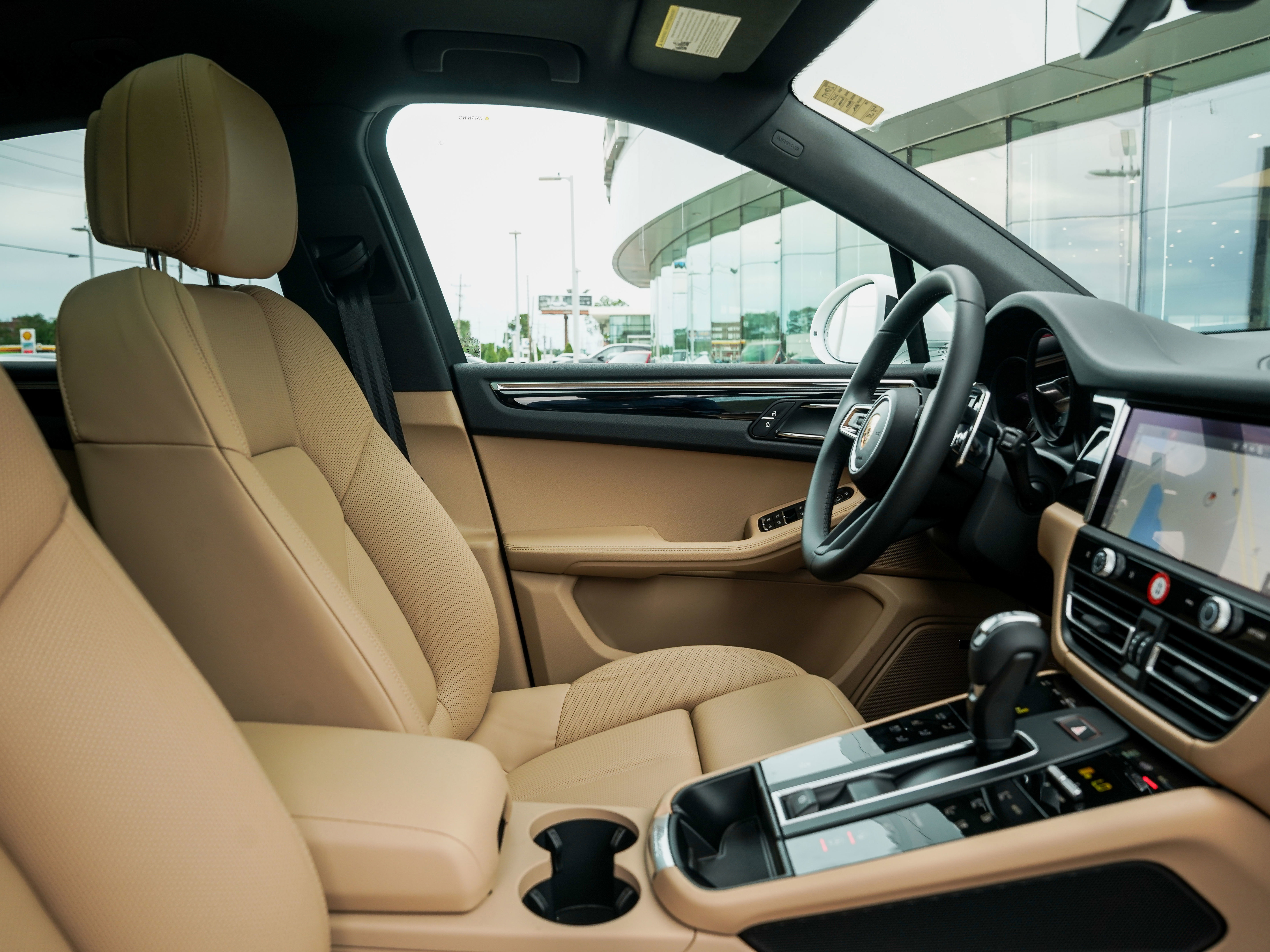 Certified 2025 Porsche Macan image 33