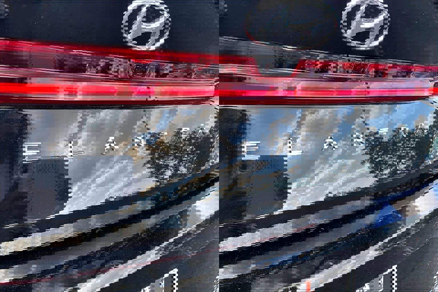 Used 2022 Hyundai Elantra Limited w/ Preferred Accessory Package image 31