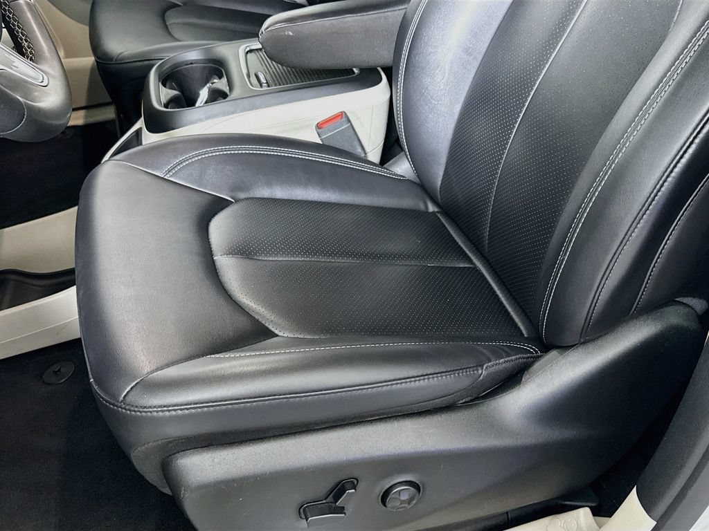 Used 2024 Chrysler Pacifica Touring-L FWD image 18