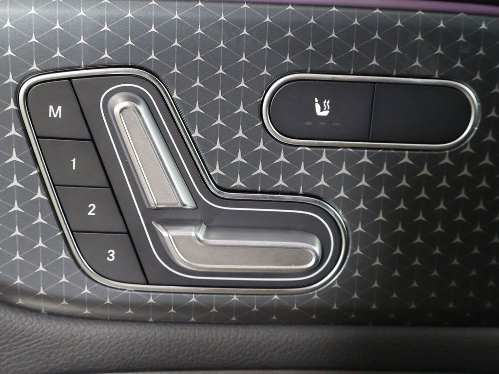 Used 2025 Mercedes-Benz GLB 250 4MATIC image 33