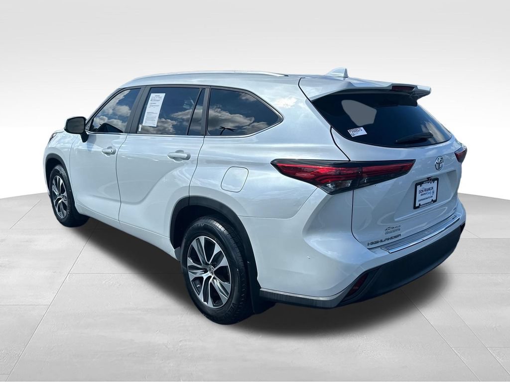 Used 2023 Toyota Highlander XLE FWD image 3