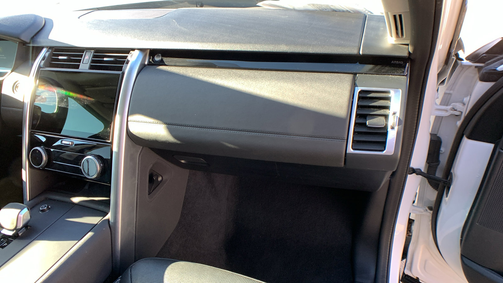 Used 2024 Land Rover Discovery S image 32