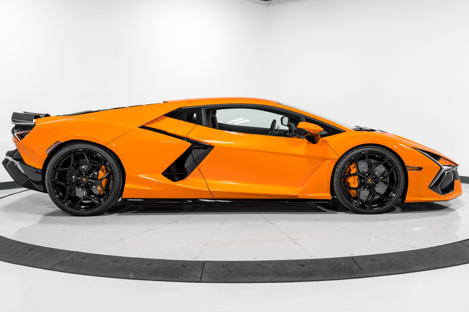 Used 2025 Lamborghini Revuelto AWD/4WD image 2