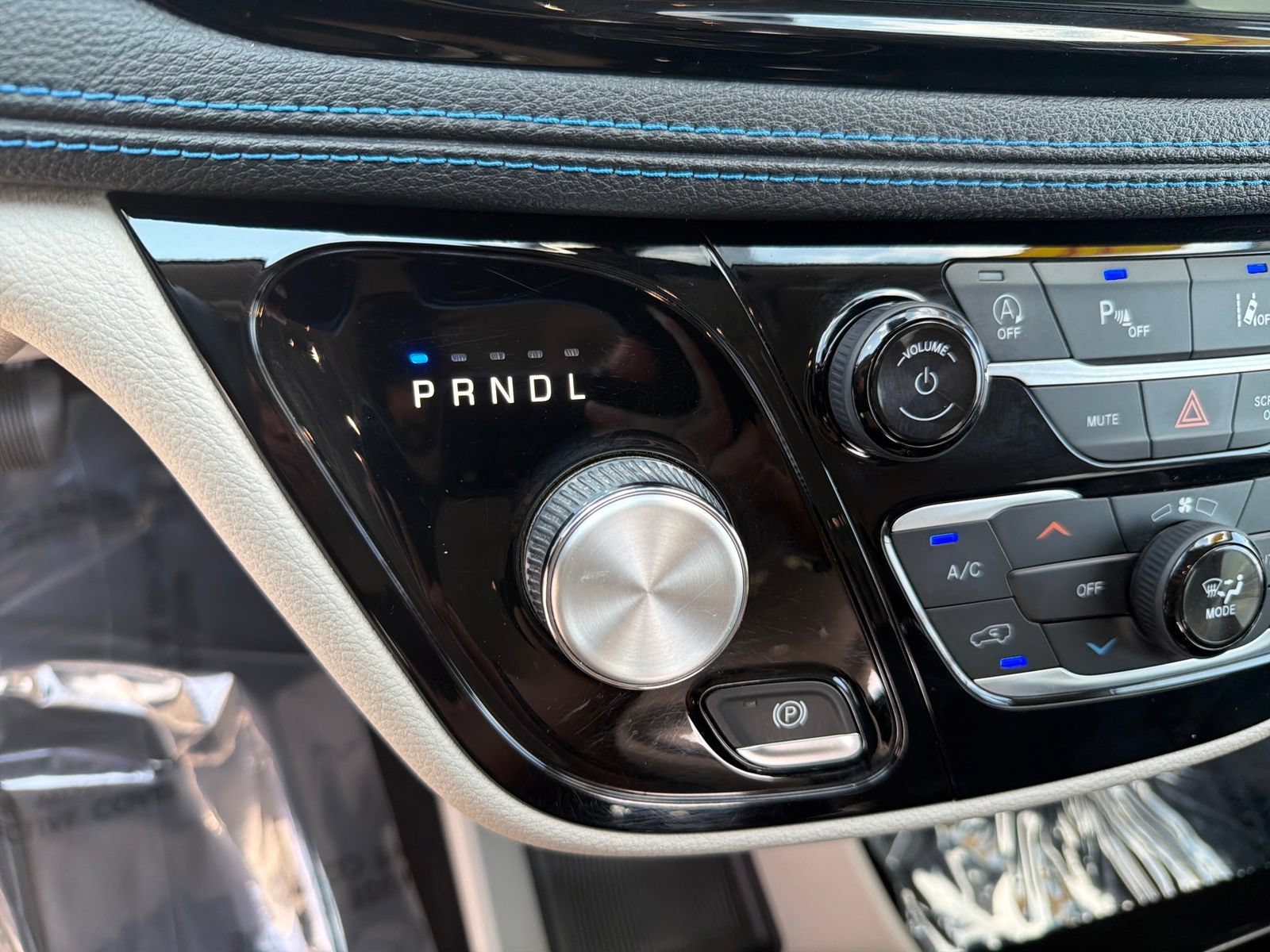 Used 2021 Chrysler Pacifica Touring-L FWD image 23