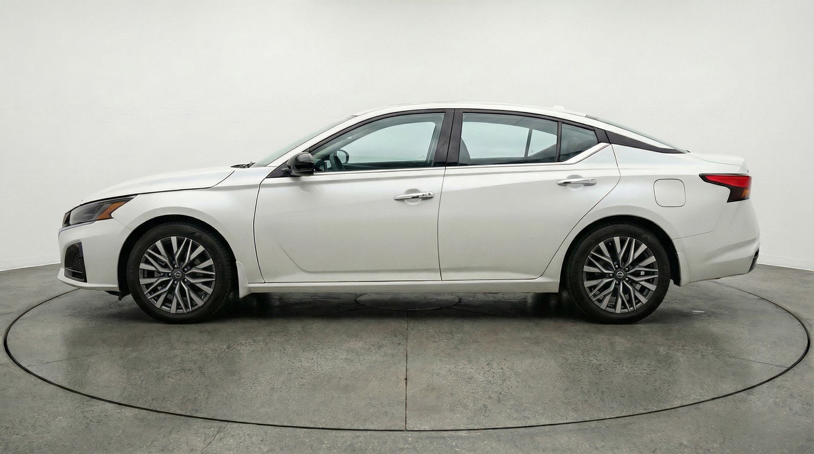 Used 2025 Nissan Altima 2.5 SV image 5