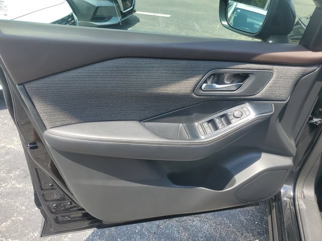 Used 2021 Nissan Rogue SV FWD image 11