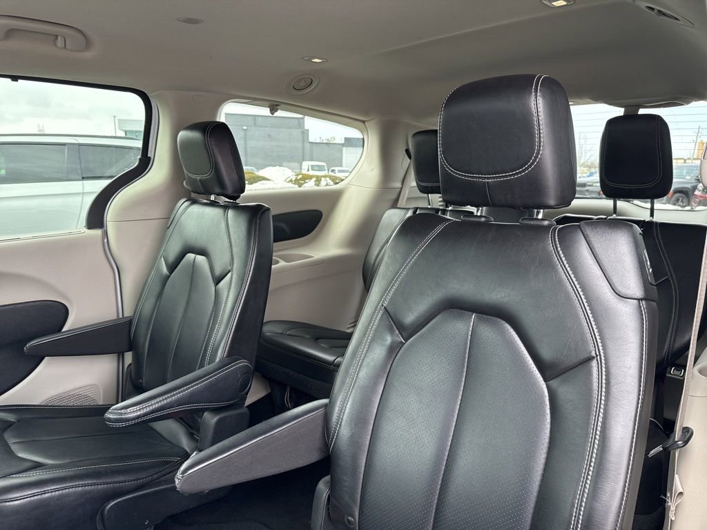 Used 2023 Chrysler Pacifica Touring-L image 20