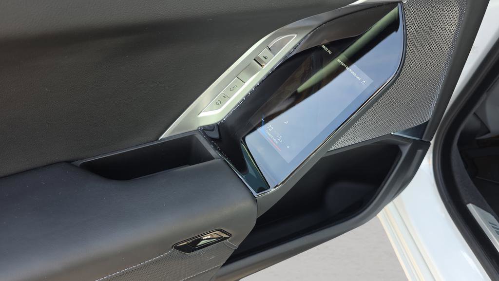 Used 2025 BMW 760i xDrive w/ Premium Package image 29