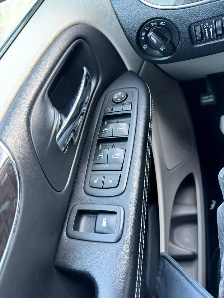 Used 2012 Chrysler Town & Country Touring-L w/ Entertainment Group #2 image 23