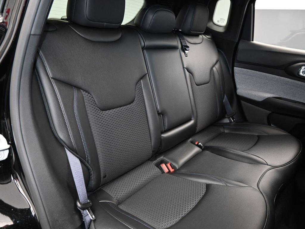 Used 2025 Jeep Compass Latitude image 33