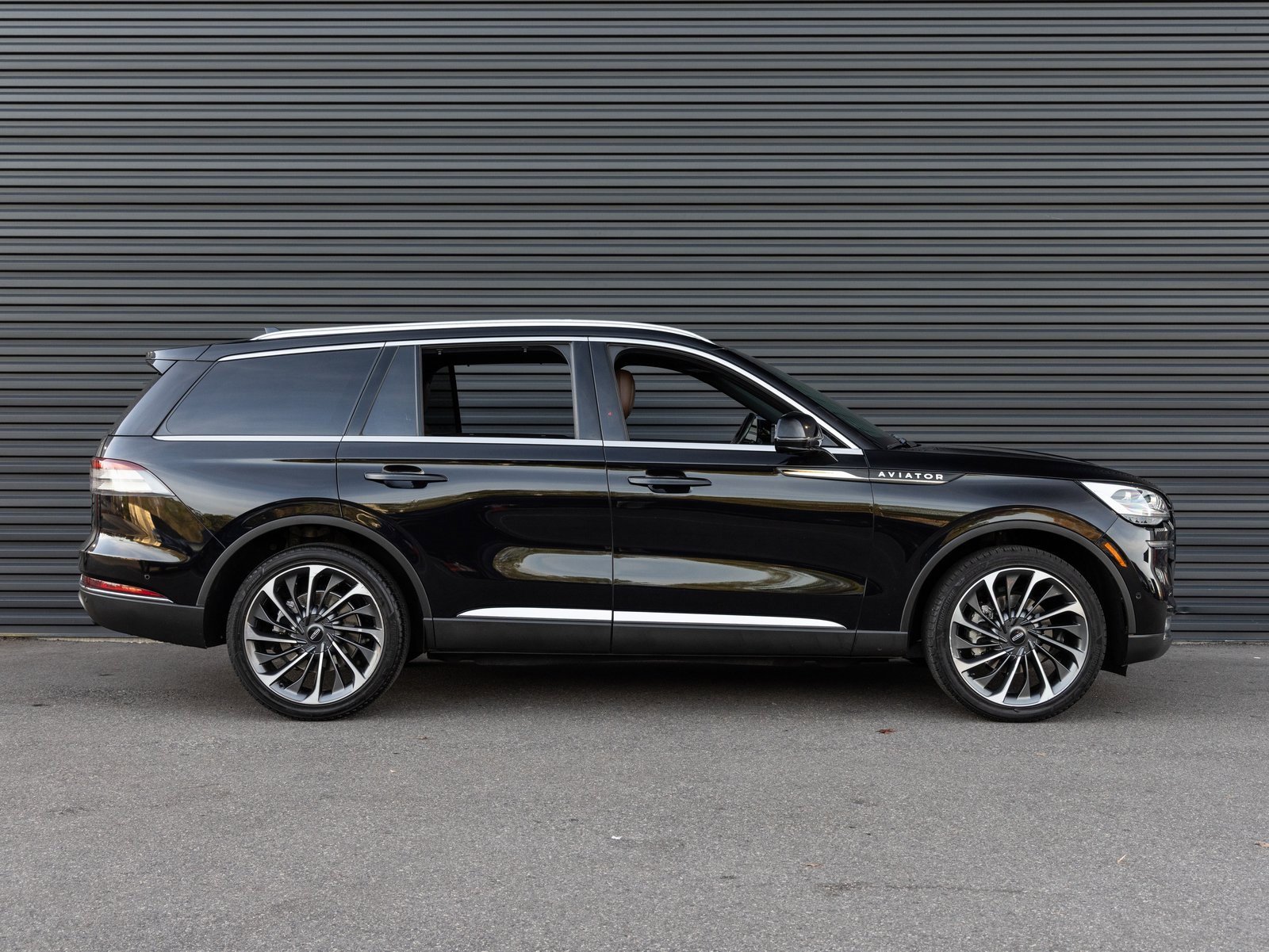 Used 2020 Lincoln Aviator Reserve w/ Equipment Group 202A image 6