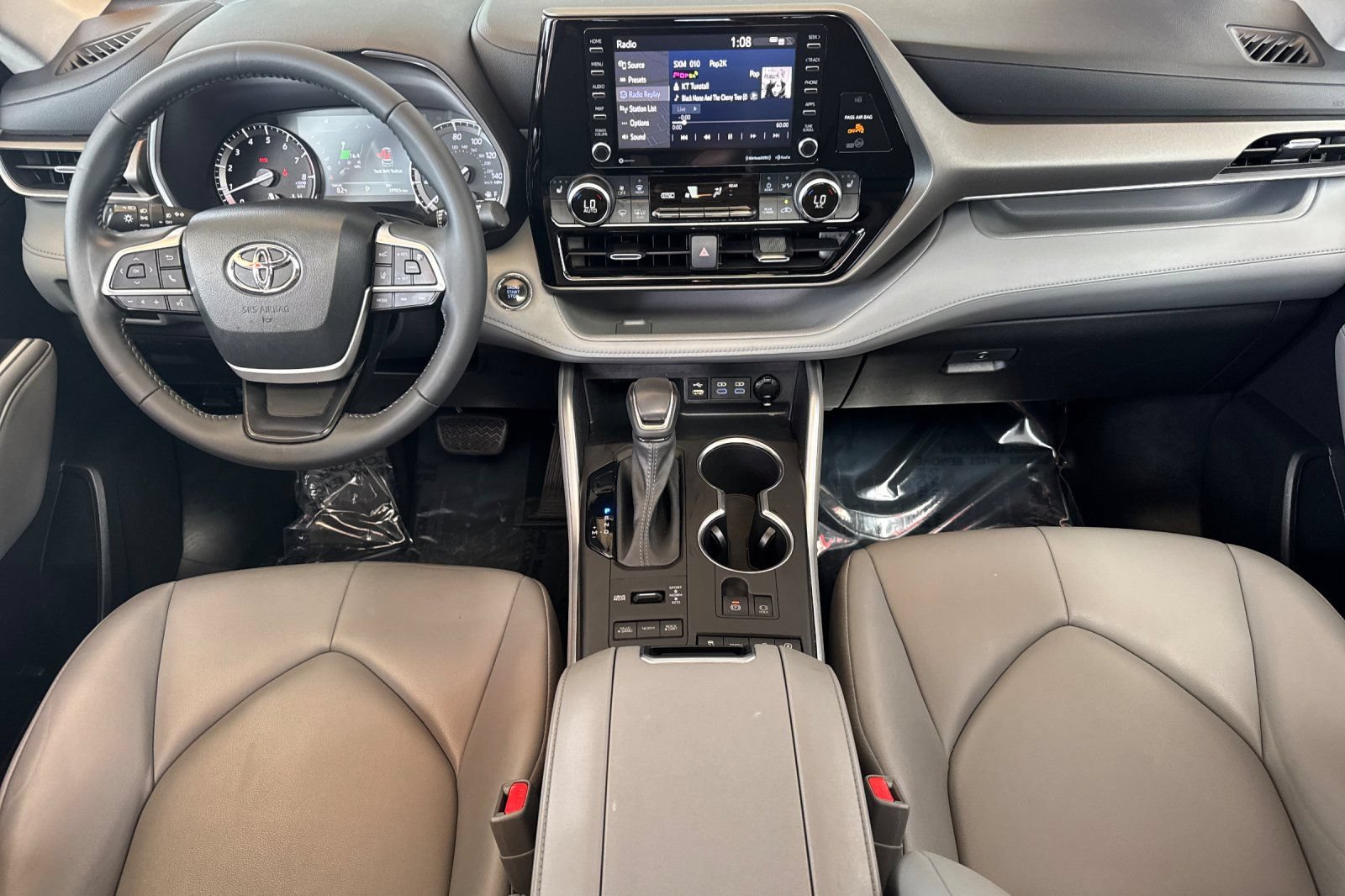 Used 2022 Toyota Highlander XLE AWD/4WD image 16