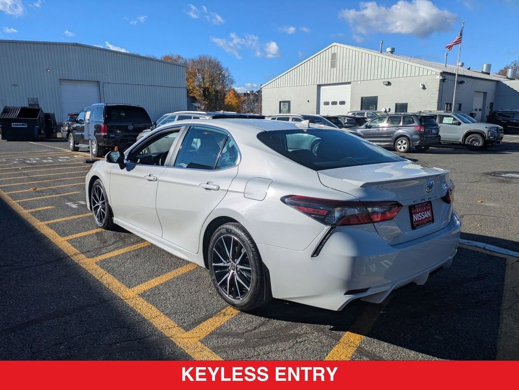 Used 2022 Toyota Camry SE image 6