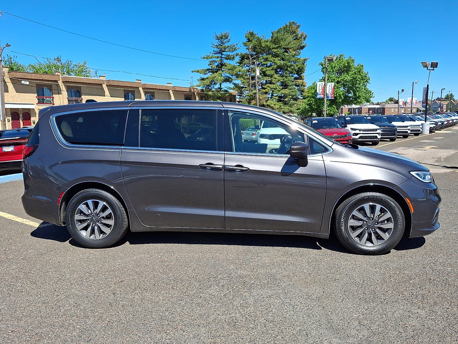 Used 2023 Chrysler Pacifica Touring-L FWD image 7