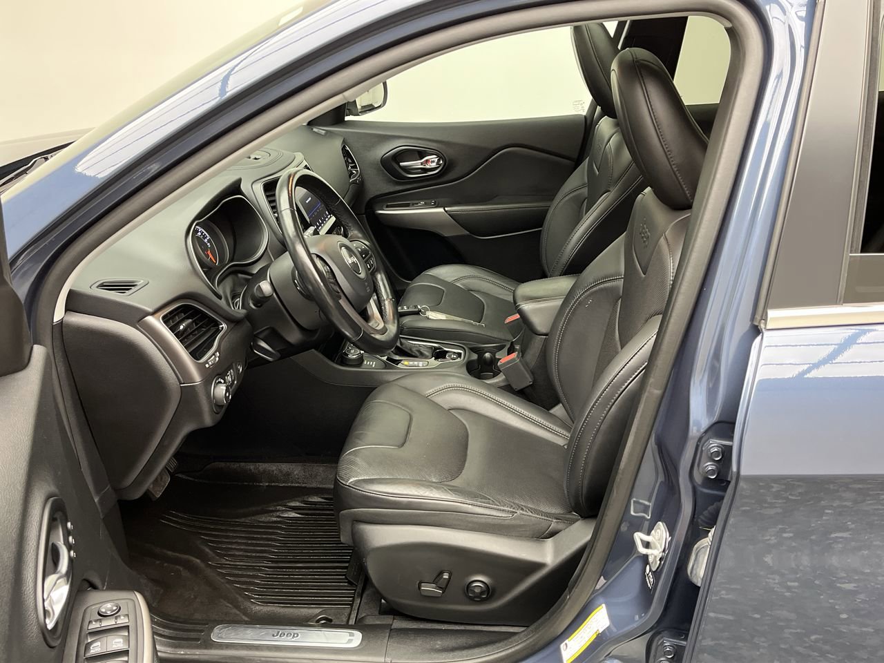 Used 2021 Jeep Cherokee Limited w/ Elite Package AWD/4WD image 3