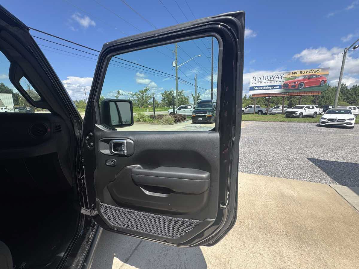 Used 2025 Jeep Wrangler Unlimited Rubicon w/ Convenience Group AWD/4WD image 26