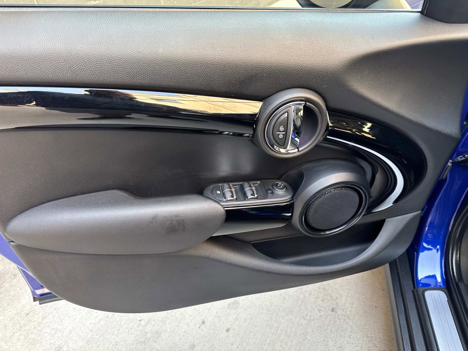 Used 2019 MINI Cooper 4-Door Hardtop w/ Signature Upholstery Package image 11