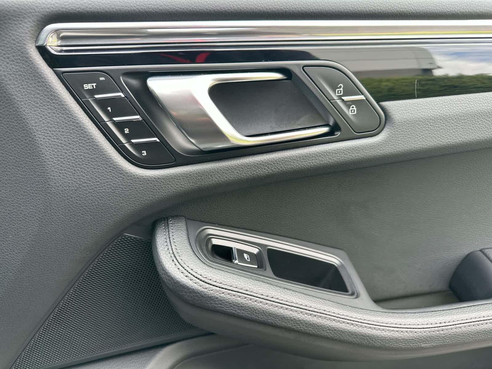 Certified 2025 Porsche Macan AWD/4WD image 19