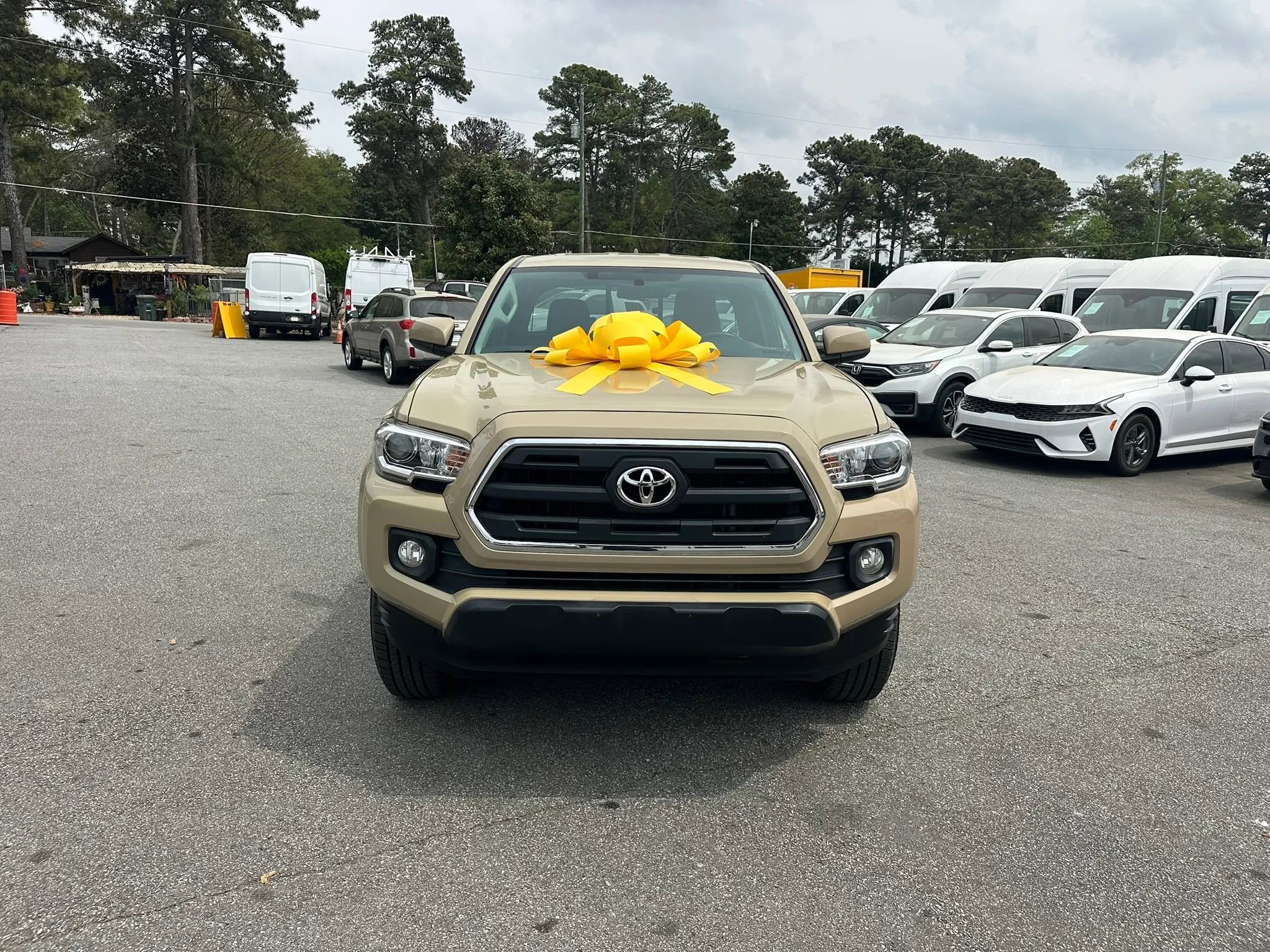 Used 2016 Toyota Tacoma SR5 w/ Exterior Package AWD/4WD image 3