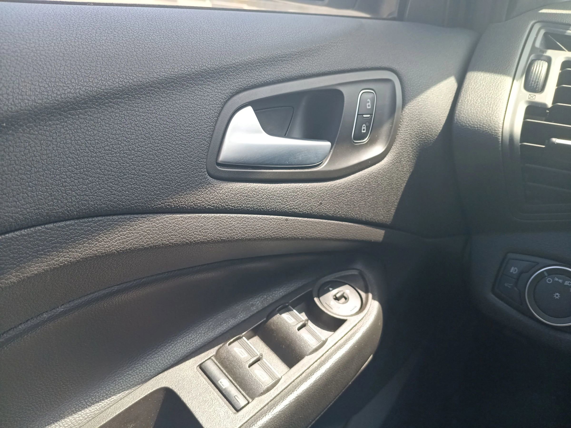 Used 2019 Ford Escape SE image 21