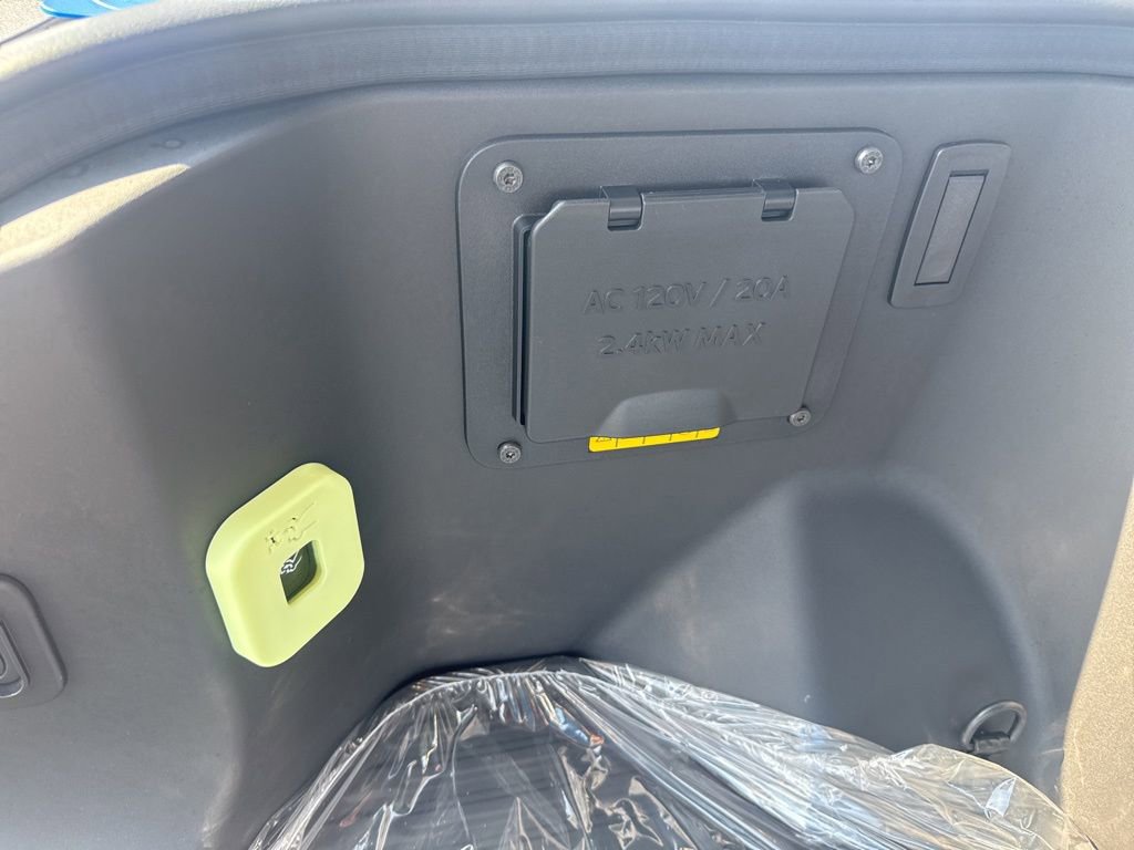 Used 2025 Ford F150 Lightning XLT image 25