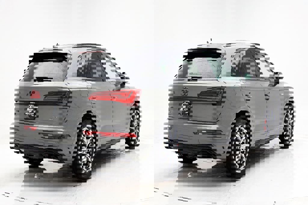 Used 2024 Audi Q5 e Premium Plus w/ Premium Plus Package image 8