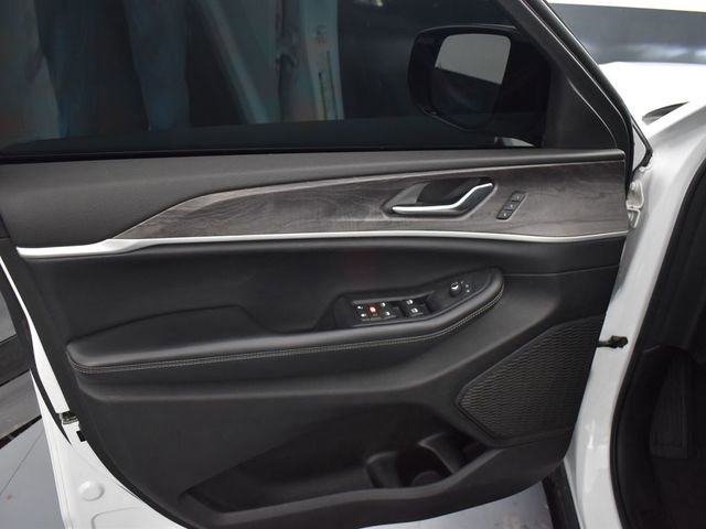 Used 2023 Jeep Grand Cherokee Limited w/ Black Appearance Package image 13