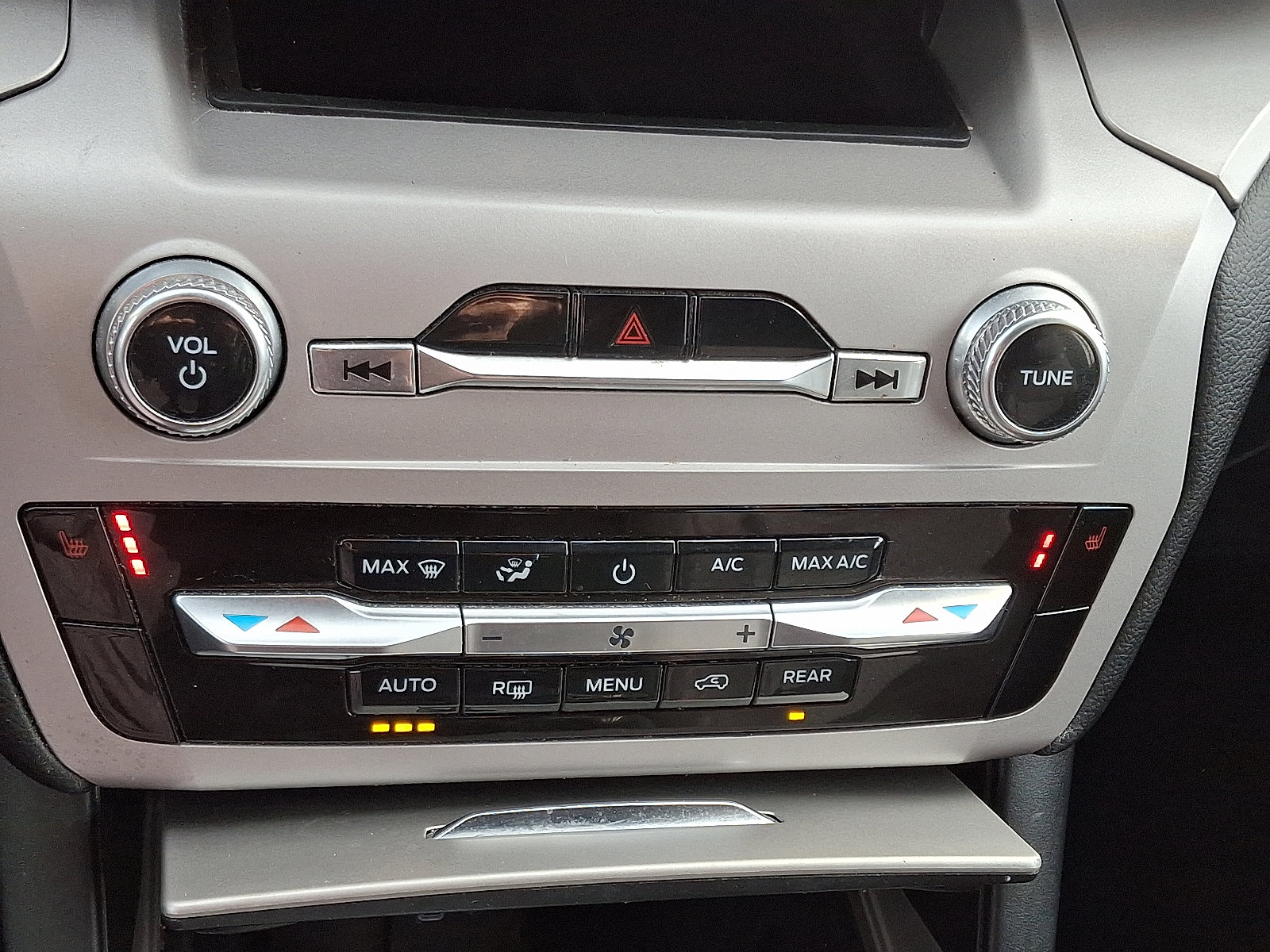 Used 2023 Ford Explorer XLT image 17