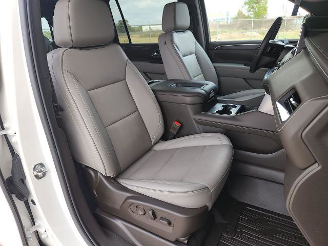 Used 2023 GMC Yukon XL SLT w/ SLT Premium Package image 16