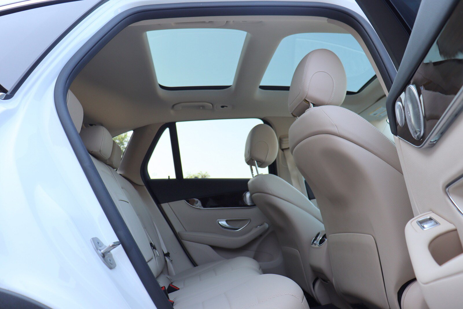Used 2020 Mercedes-Benz GLC 350e 4MATIC w/ Premium Package image 16