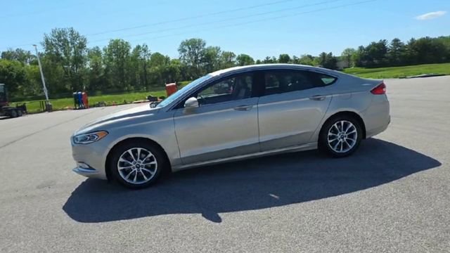Used 2017 Ford Fusion SE w/ Fusion SE Technology Package FWD image 4