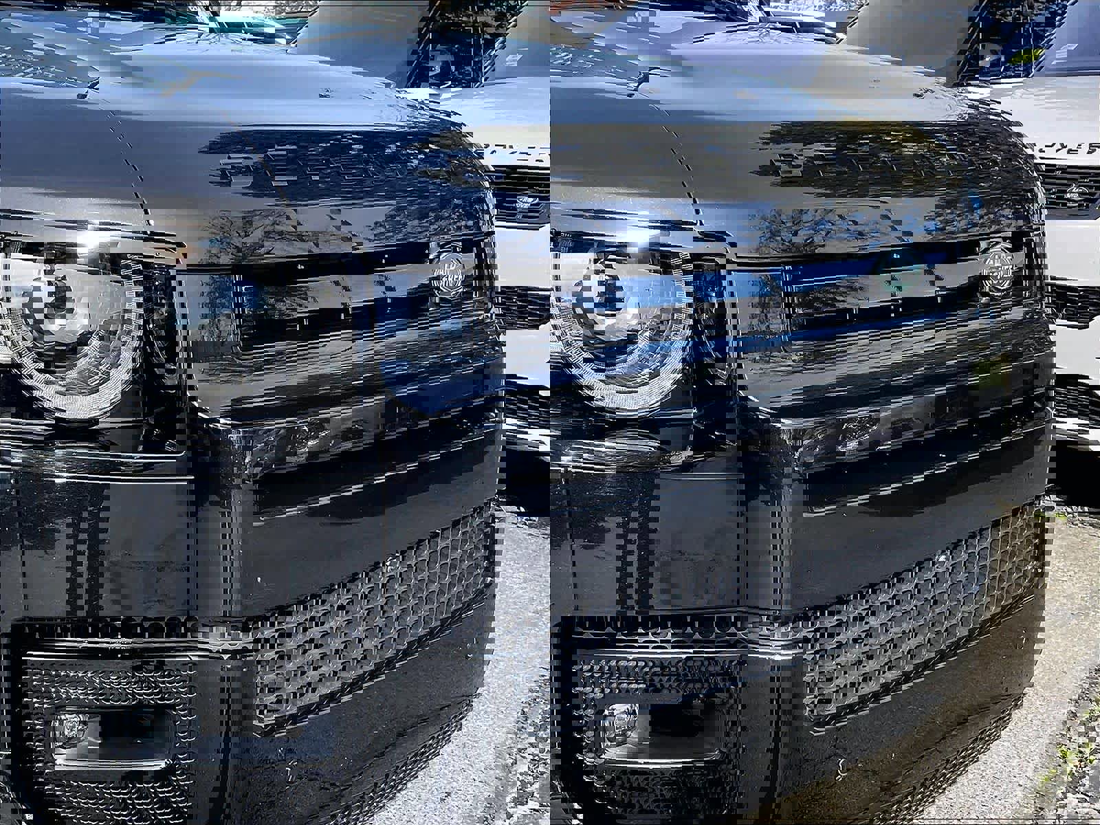 Used 2025 Land Rover Defender 130 X-Dynamic SE image 32