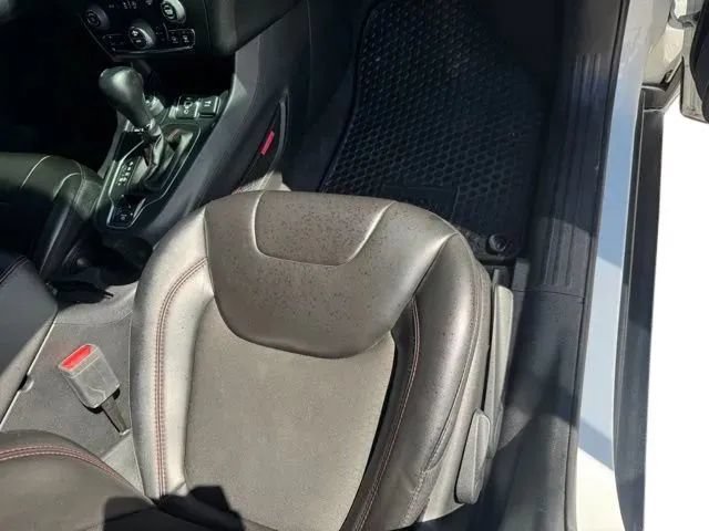 Used 2022 Jeep Cherokee Trailhawk w/ Comfort/Convenience Group AWD/4WD image 14